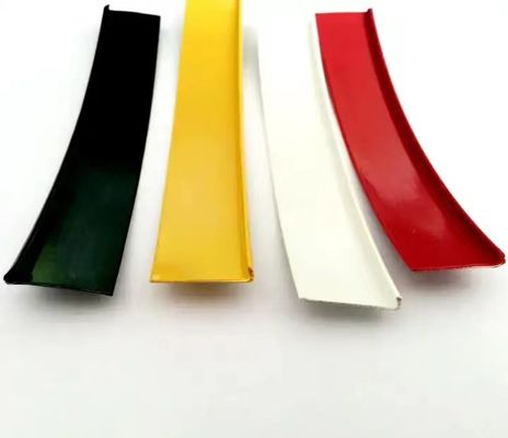 Żółte białe litery przycinek kapelusza sygnalizacja kanał litery przycinek kapelusza