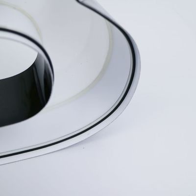 Geometryczny LED Letterform Edge do użytku wewnętrznego i zewnętrznego