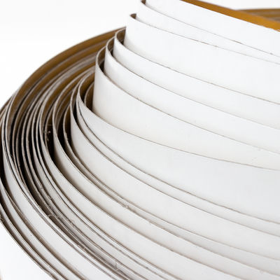 Stylowa czapka z napisem "Channel Letter Trim Cap" z aluminiowym czapkiem "Trim Cap" idealna do znaków zewnętrznych